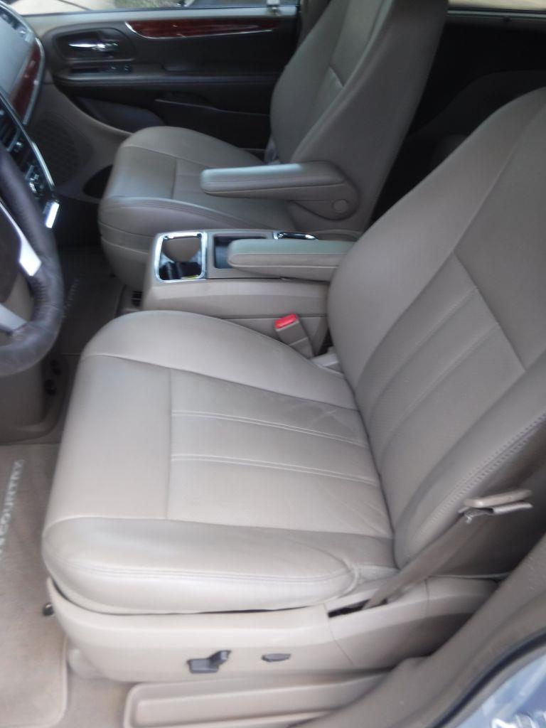 Chrysler Town & Country Touring-L 2012