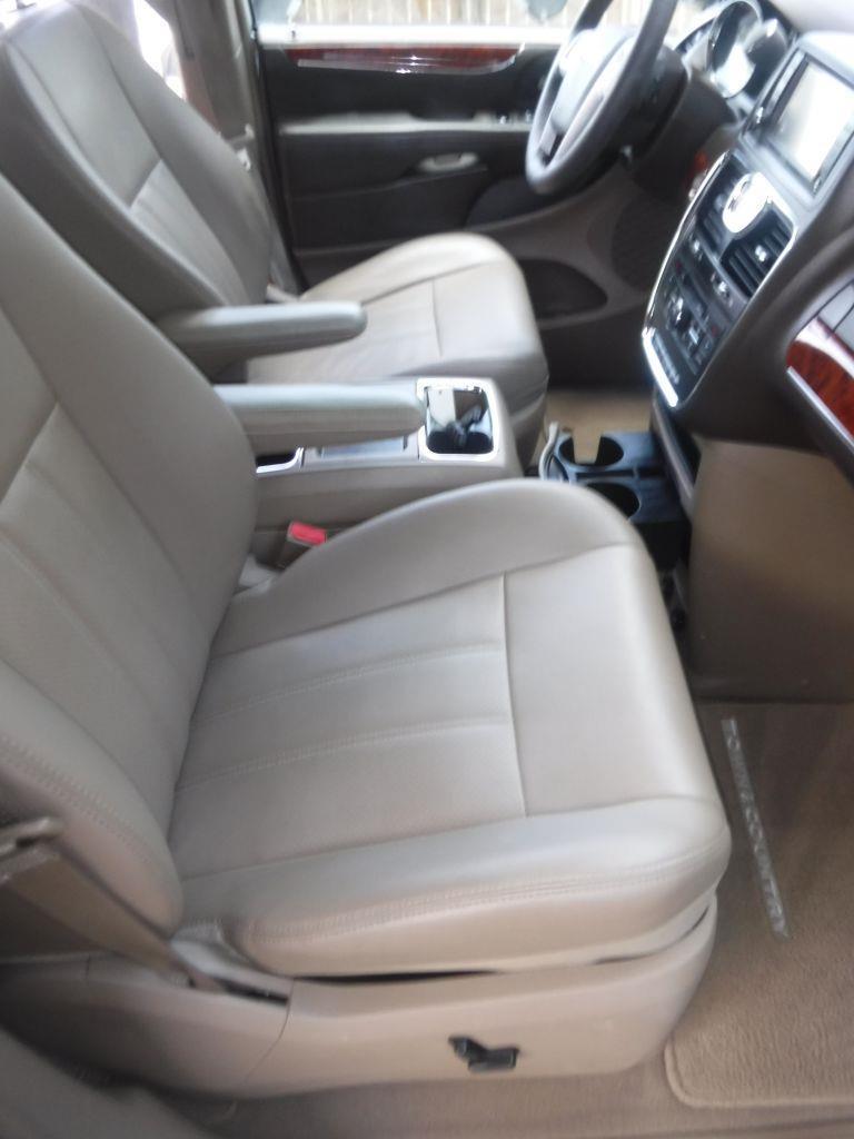 Chrysler Town & Country Touring-L 2012