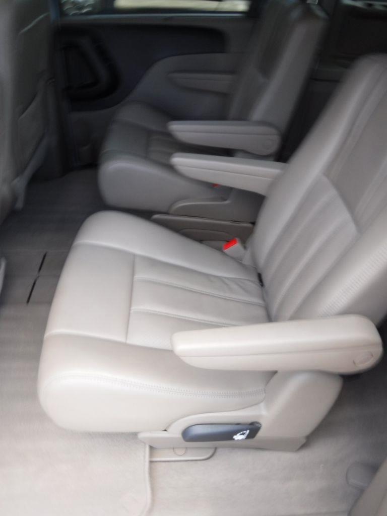 Chrysler Town & Country Touring-L 2012