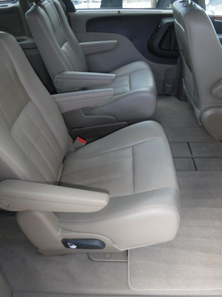 Chrysler Town & Country Touring-L 2012