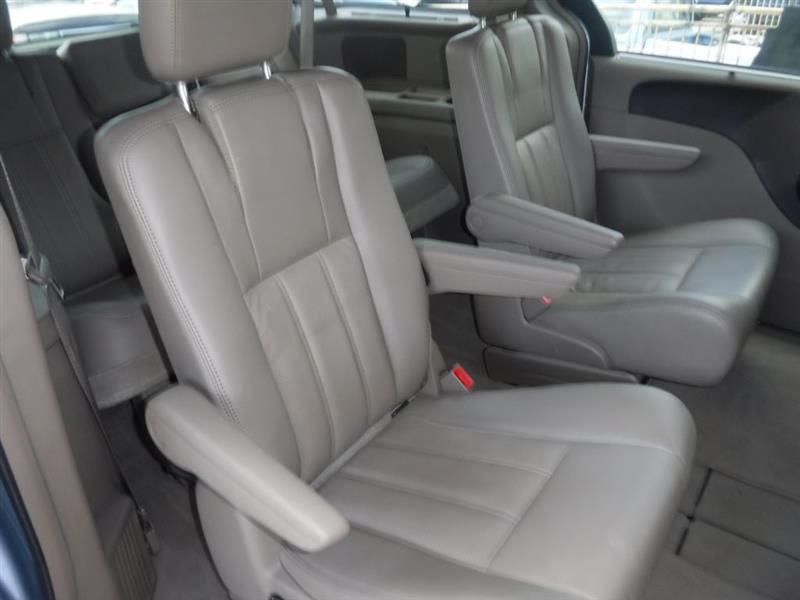 Chrysler Town & Country Touring-L 2012
