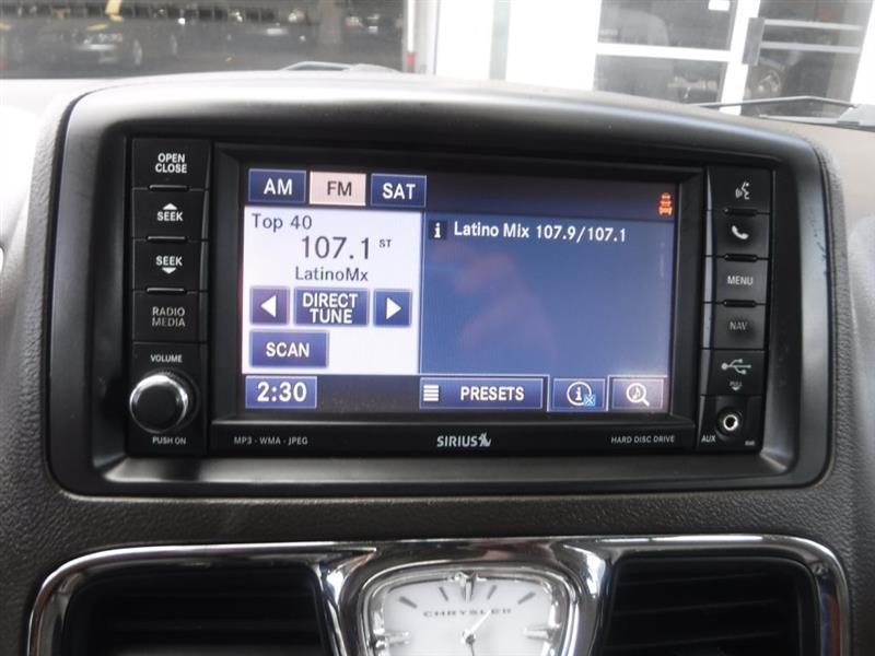 Chrysler Town & Country Touring-L 2012