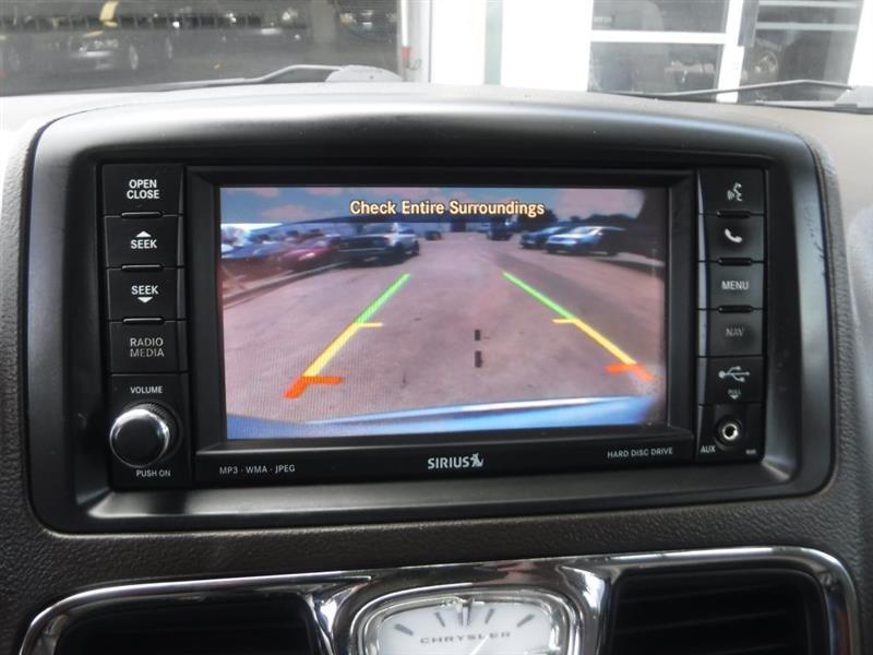 Chrysler Town & Country Touring-L 2012