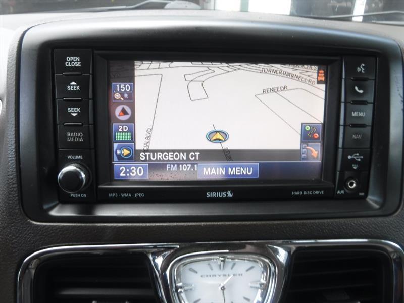 Chrysler Town & Country Touring-L 2012
