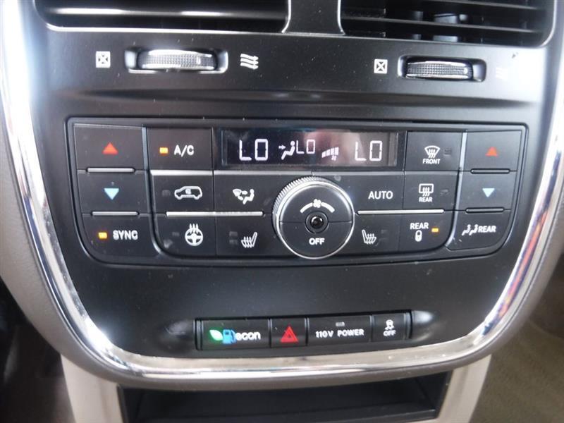 Chrysler Town & Country Touring-L 2012