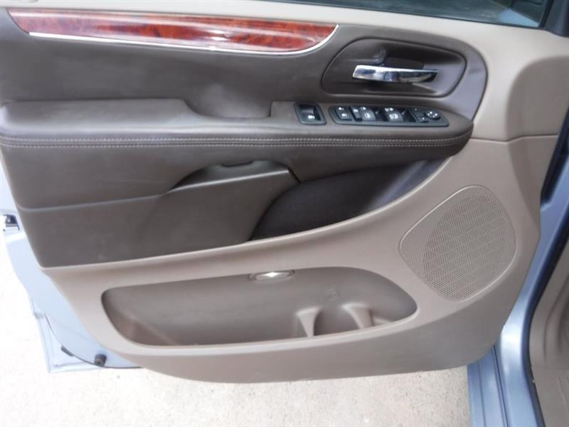 Chrysler Town & Country Touring-L 2012