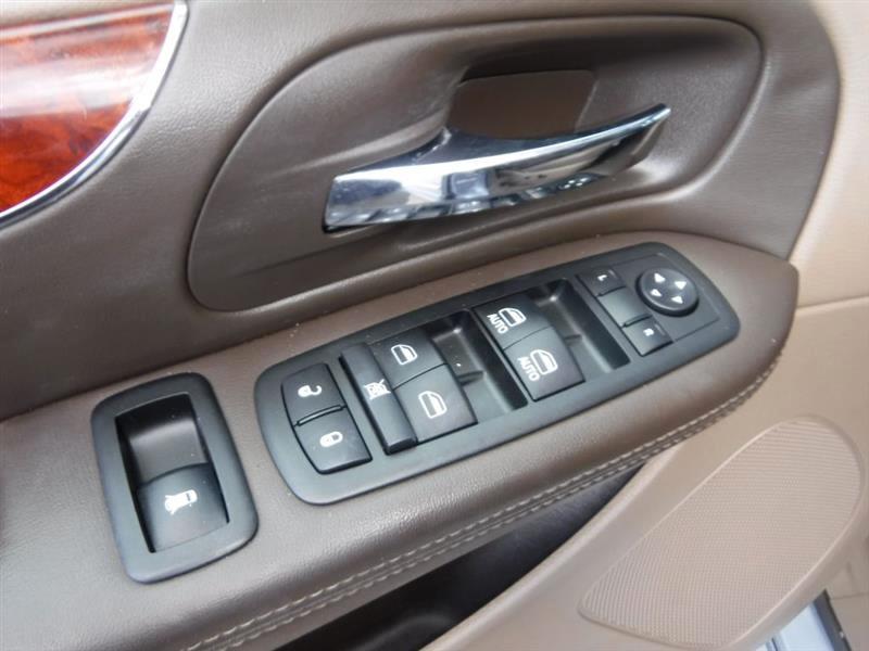 Chrysler Town & Country Touring-L 2012