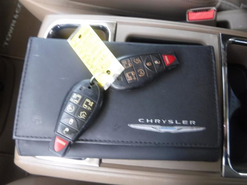 Chrysler Town & Country Touring-L 2012