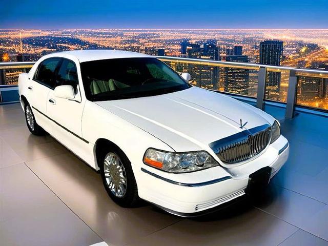 White 2008 Lincoln Town Car Signature Limited Sedan Rear-Wheel Drive Automatic