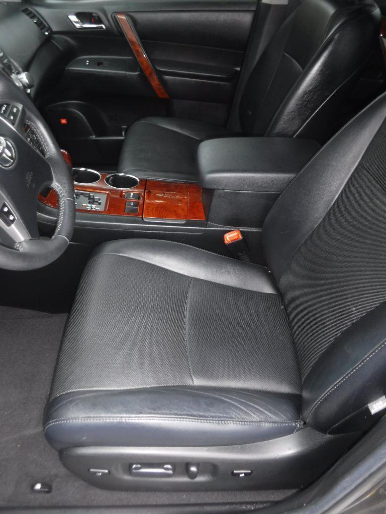 Toyota Highlander Limited 2WD 2012