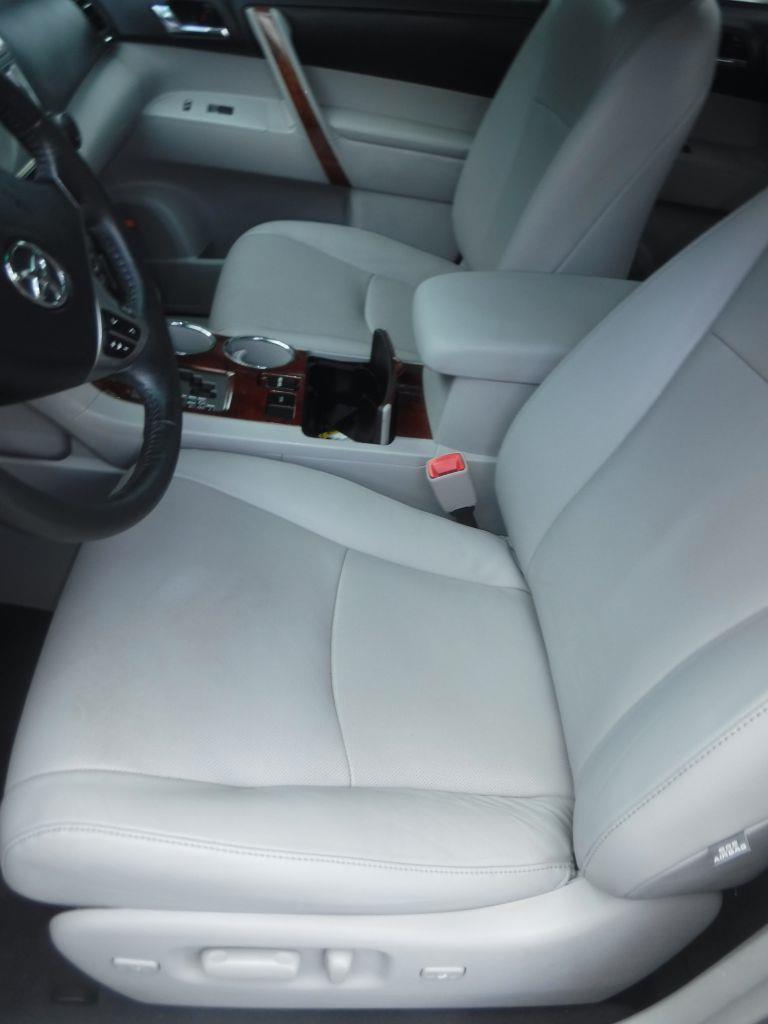 Toyota Highlander Limited 2WD 2013