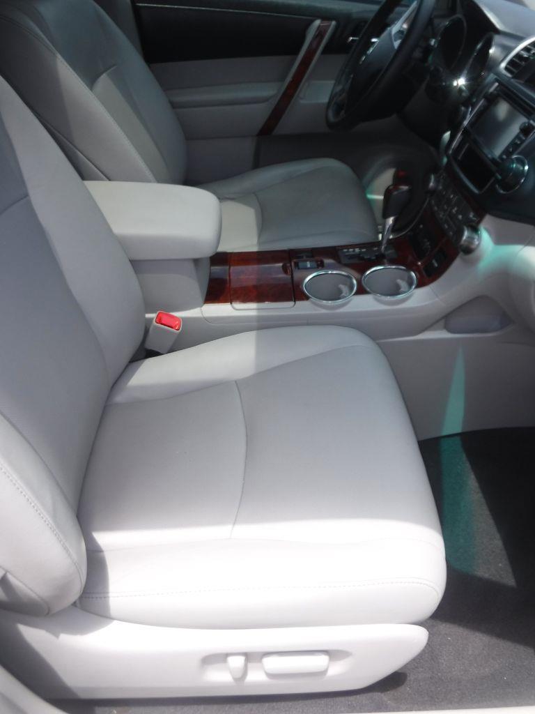 Toyota Highlander Limited 2WD 2013