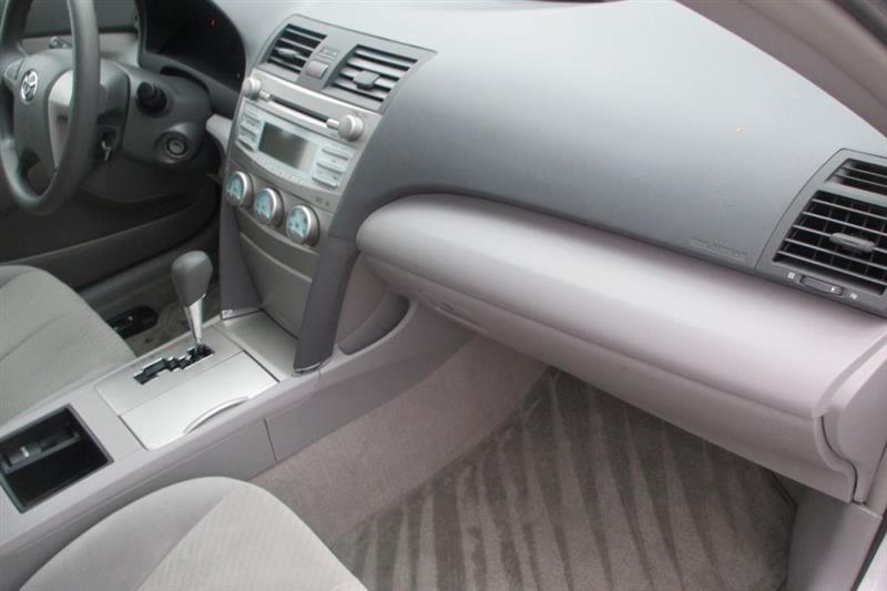Toyota Camry LE 5-Spd AT 2009