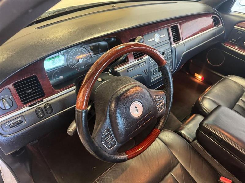 Lincoln Town Car Signature Limited 2003