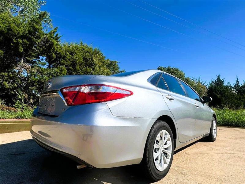 2015 Toyota Camry LE - Photo 7