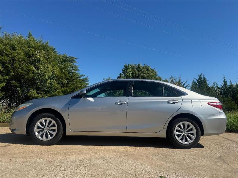 2015 Toyota Camry LE - Photo 11