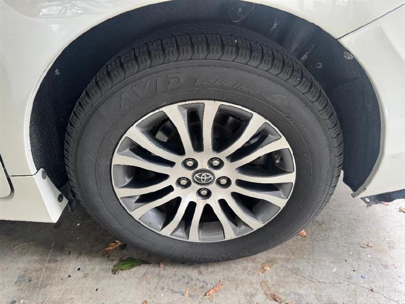 Toyota Sienna XLE Premium 5D Wagon 8 Pass 2018