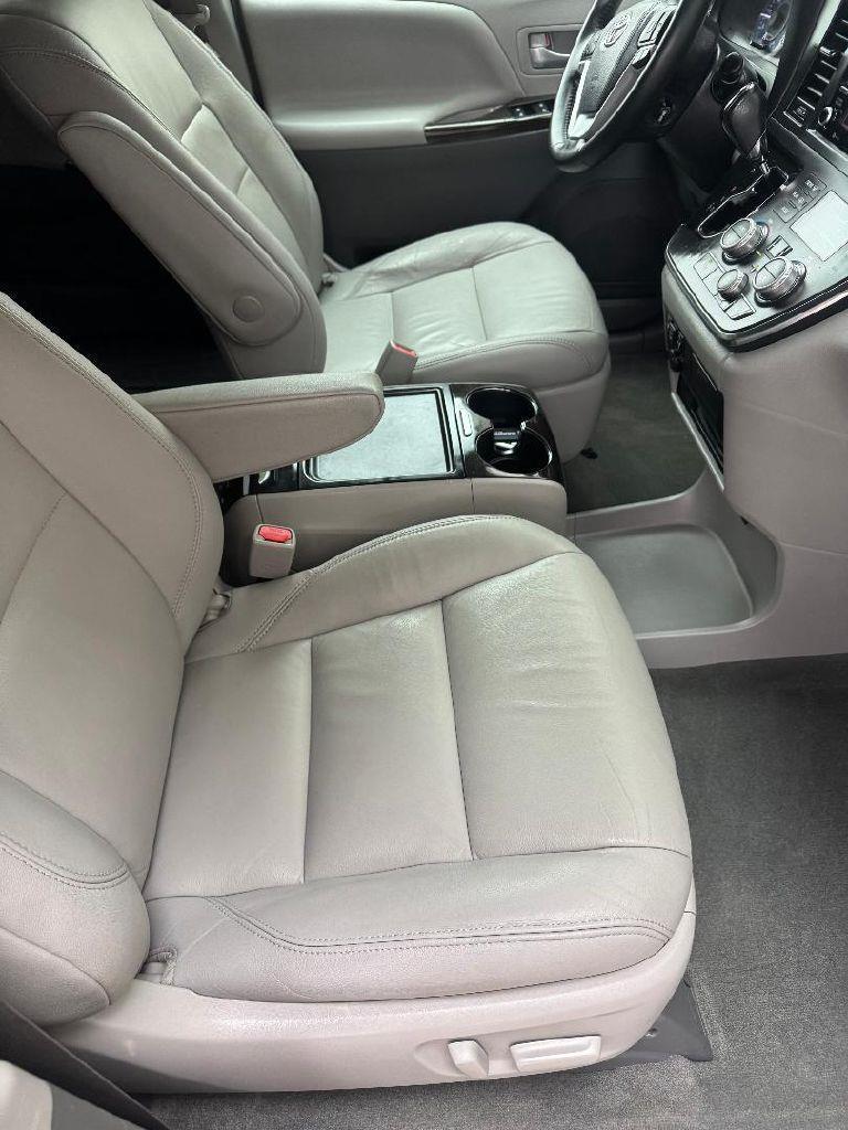 Toyota Sienna XLE Premium 5D Wagon 8 Pass 2018