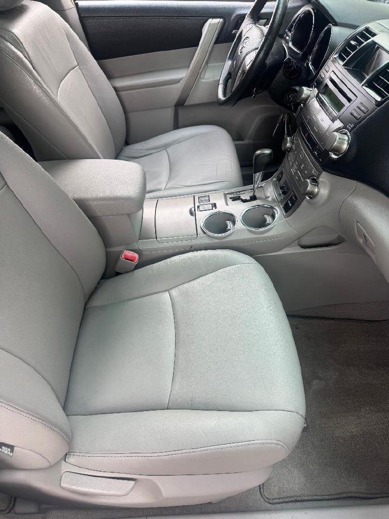 Toyota Highlander SE FWD V6 2010