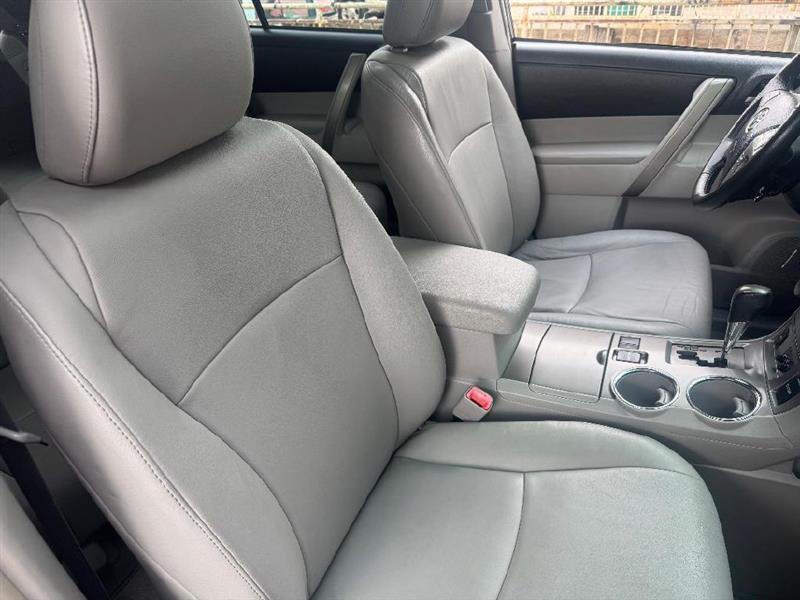 Toyota Highlander SE FWD V6 2010