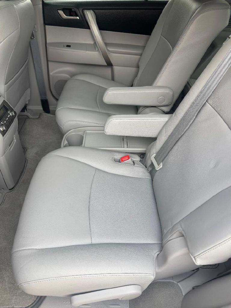 Toyota Highlander SE FWD V6 2010