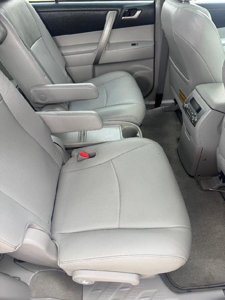 Toyota Highlander SE FWD V6 2010