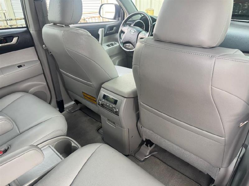 Toyota Highlander SE FWD V6 2010