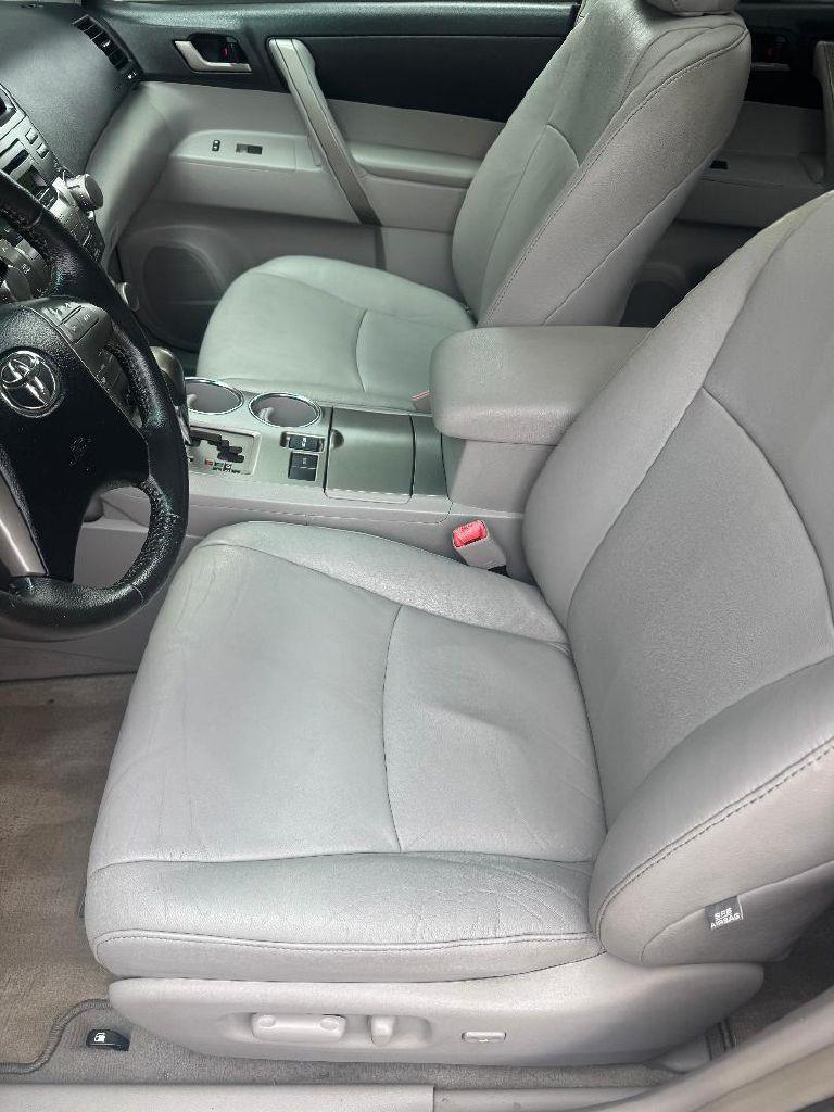 Toyota Highlander SE FWD V6 2010