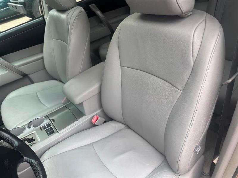 Toyota Highlander SE FWD V6 2010