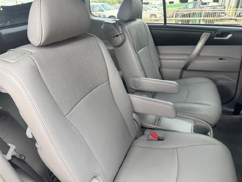 Toyota Highlander SE FWD V6 2010