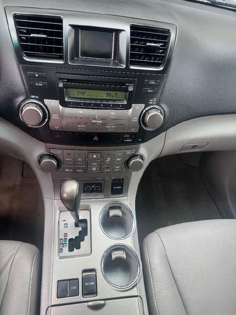 Toyota Highlander SE FWD V6 2010