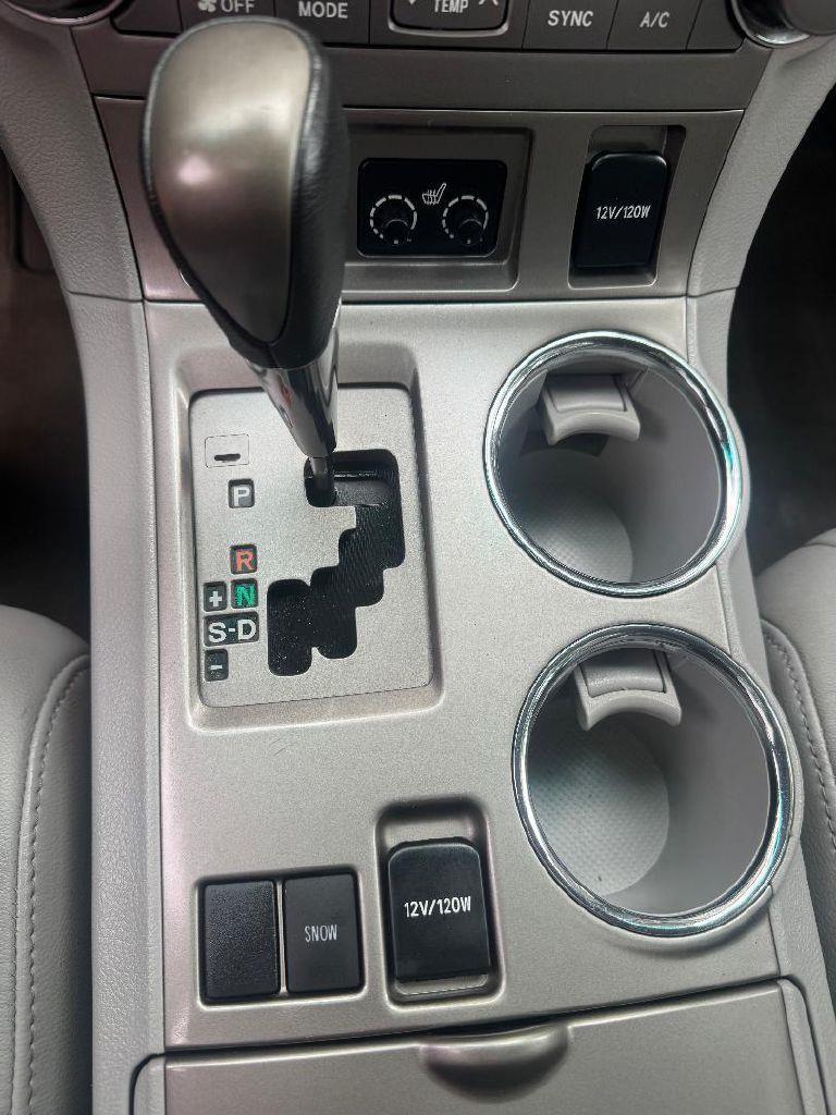 Toyota Highlander SE FWD V6 2010