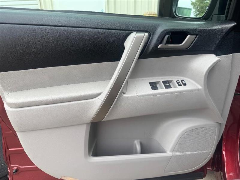 Toyota Highlander SE FWD V6 2010