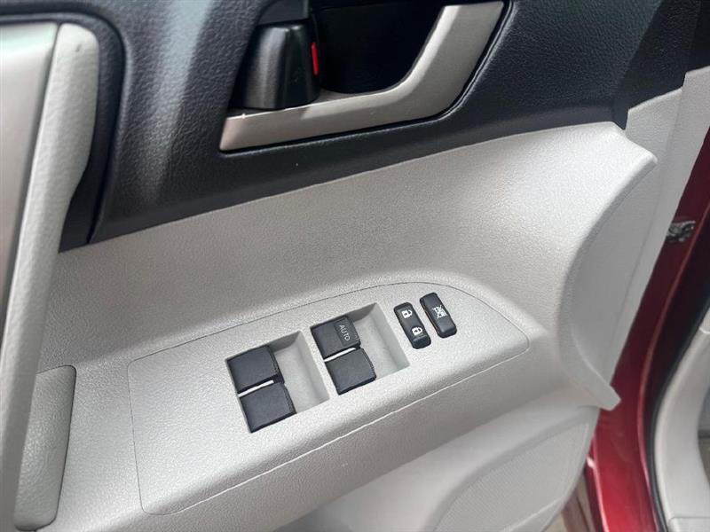 Toyota Highlander SE FWD V6 2010