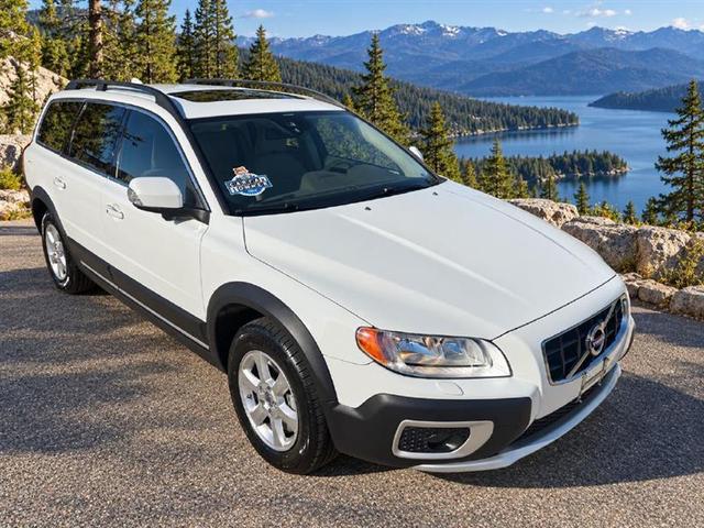 White 2013 Volvo XC70 Wagon Front-Wheel Drive Automatic