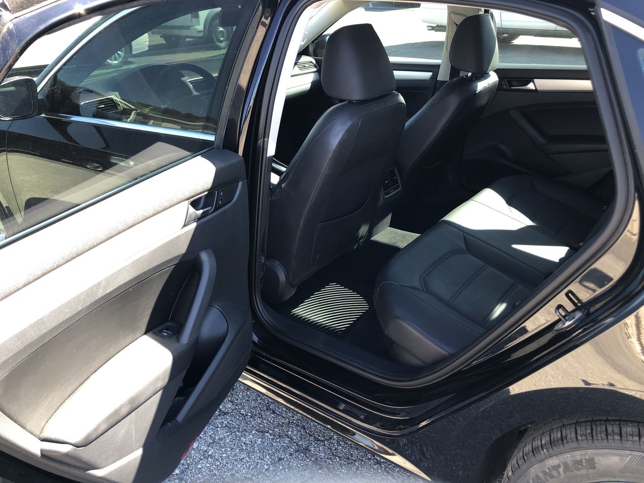 Volkswagen Passat 4dr Sdn 2.5L Auto SE w/Sunroof PZEV 2013