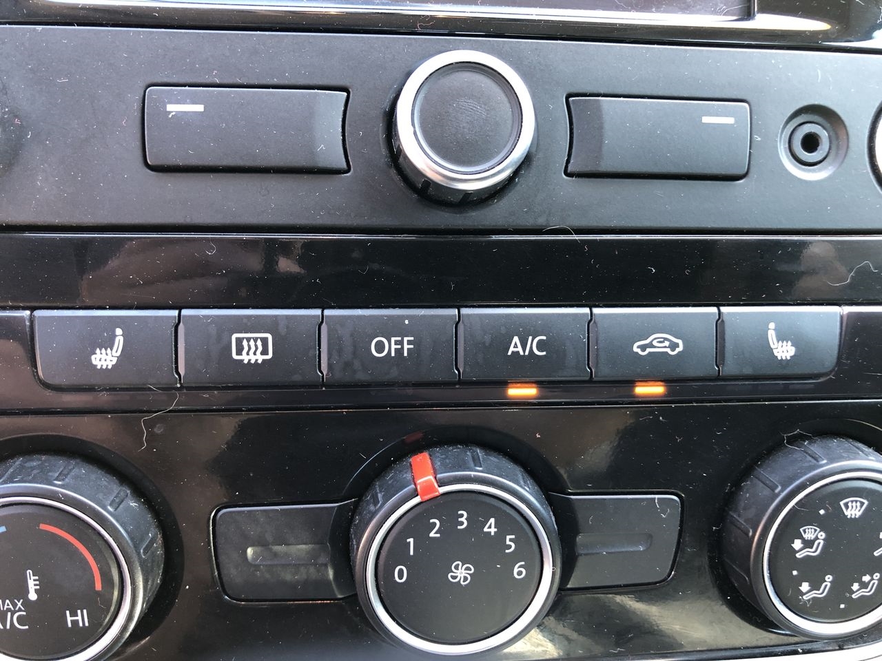 Volkswagen Passat 4dr Sdn 2.5L Auto SE w/Sunroof PZEV 2013