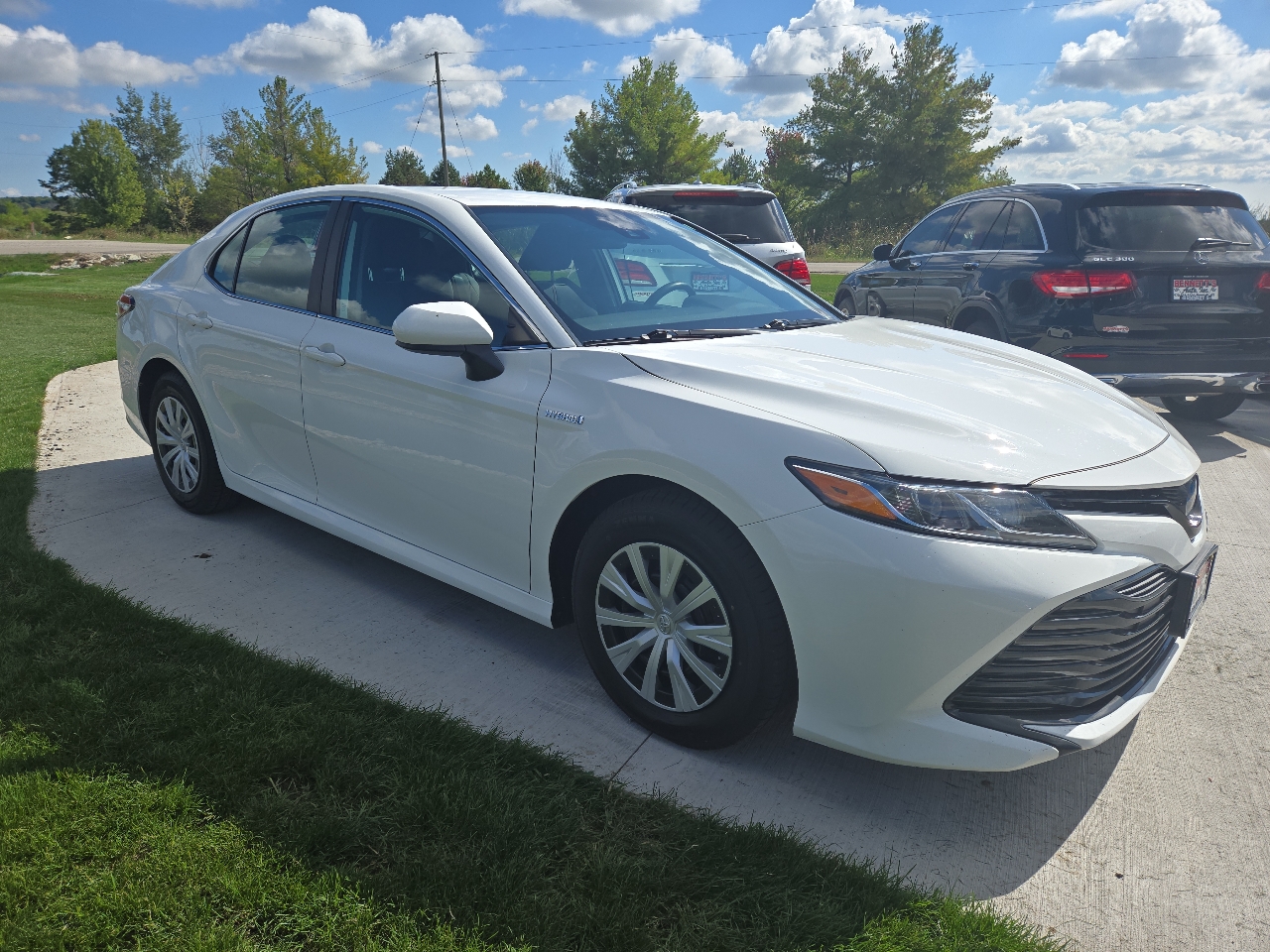 2020 Toyota Camry Hybrid LE photo 3