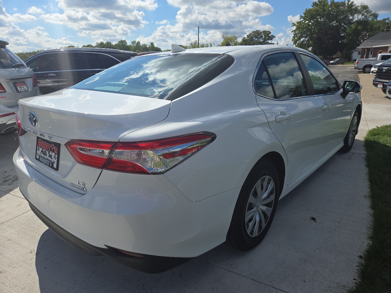 2020 Toyota Camry Hybrid LE photo 4