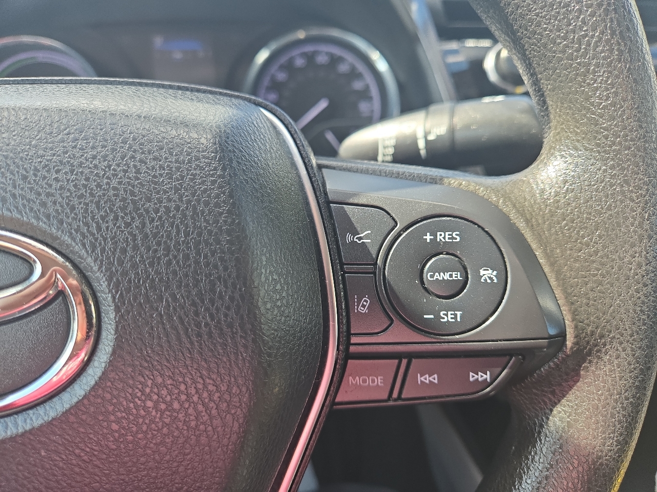 2020 Toyota Camry Hybrid LE photo 12