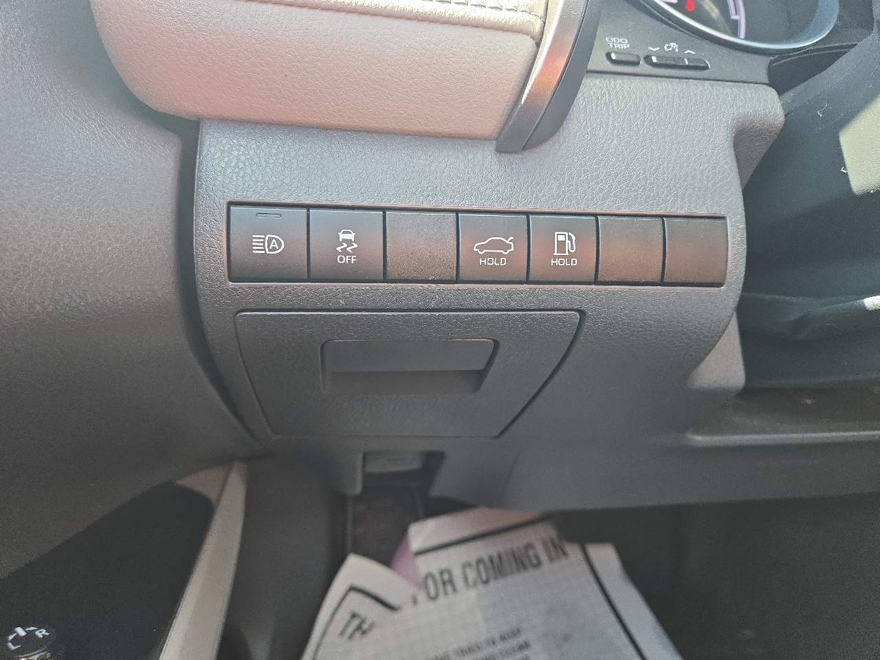 2020 Toyota Camry Hybrid LE photo 17