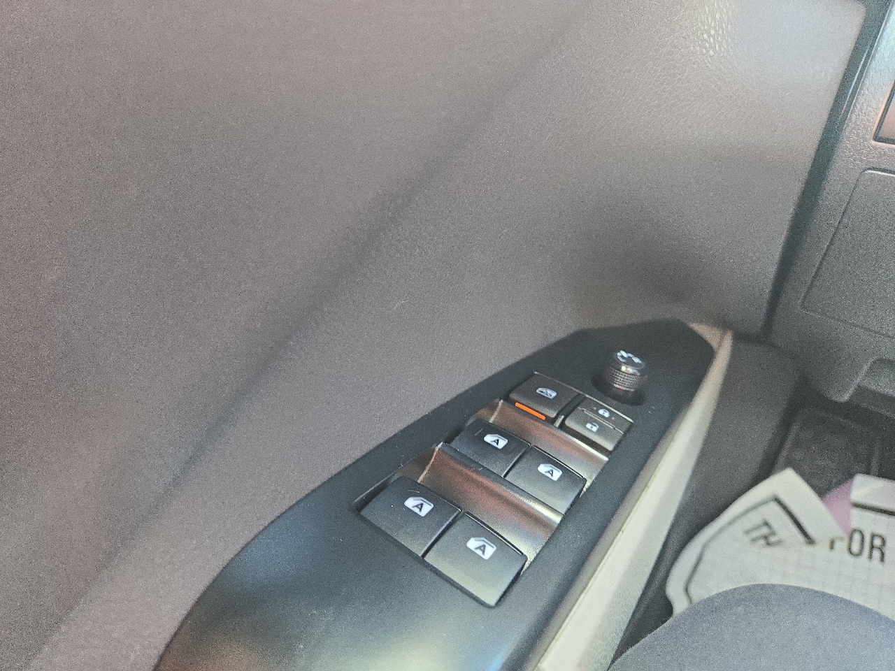 2020 Toyota Camry Hybrid LE photo 18