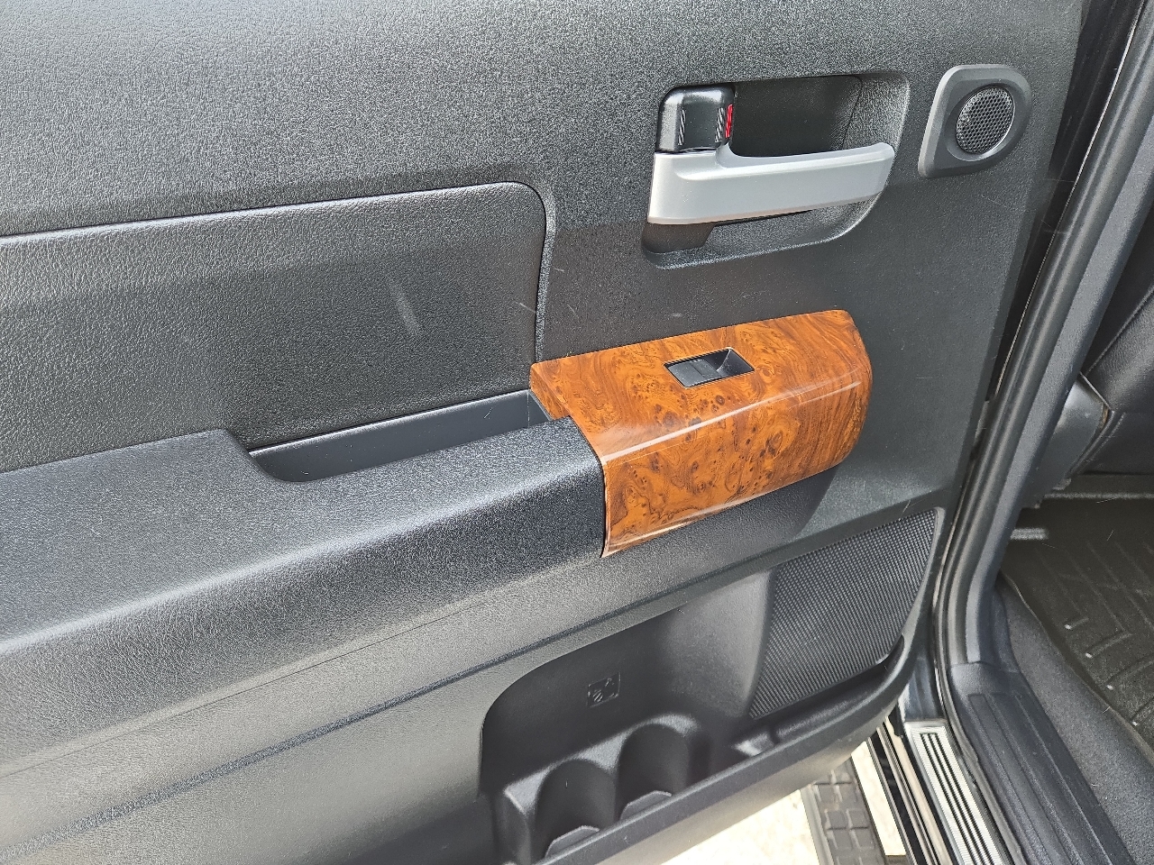 Toyota Tundra Limited 5.7L CrewMax 4WD 2011