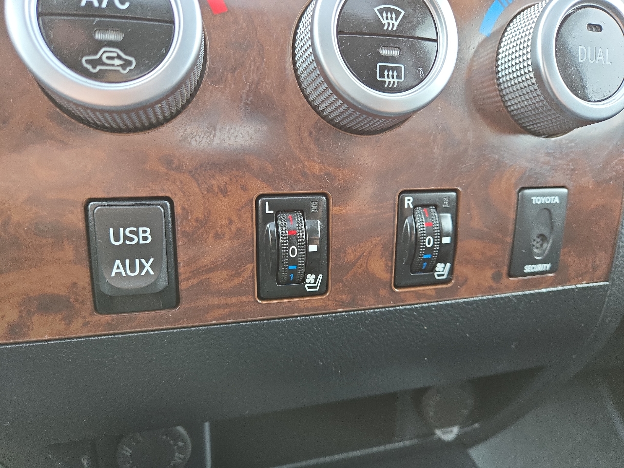 Toyota Tundra Limited 5.7L CrewMax 4WD 2011