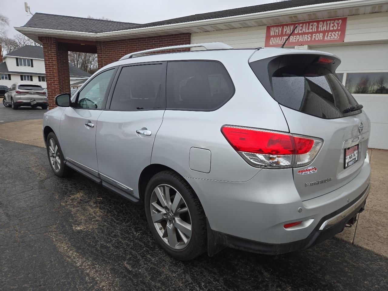 Nissan Pathfinder Platinum 4WD 2013