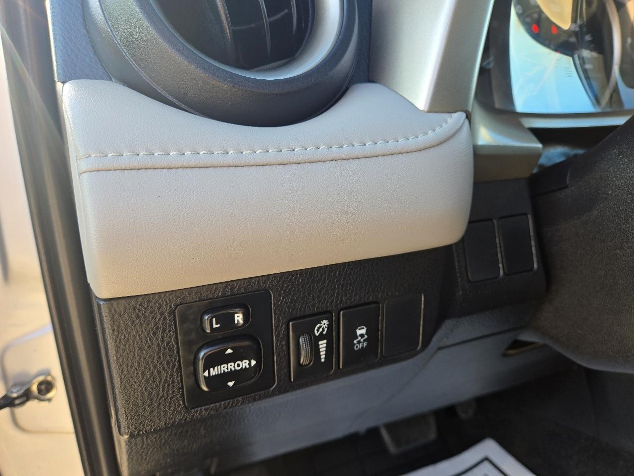 Toyota RAV4 XLE FWD 2014