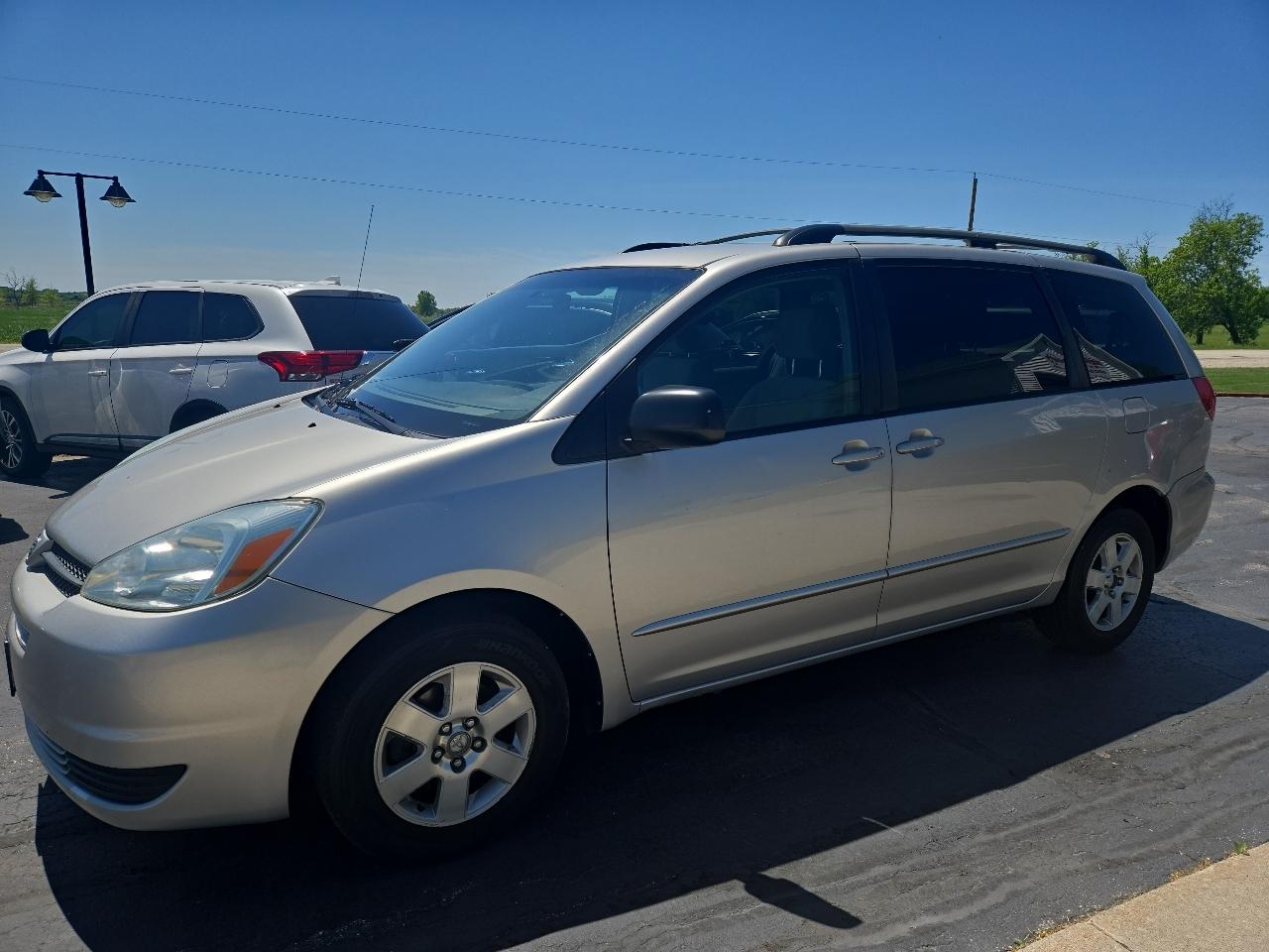 2004 Toyota Sienna LE 7-Passenger's photo