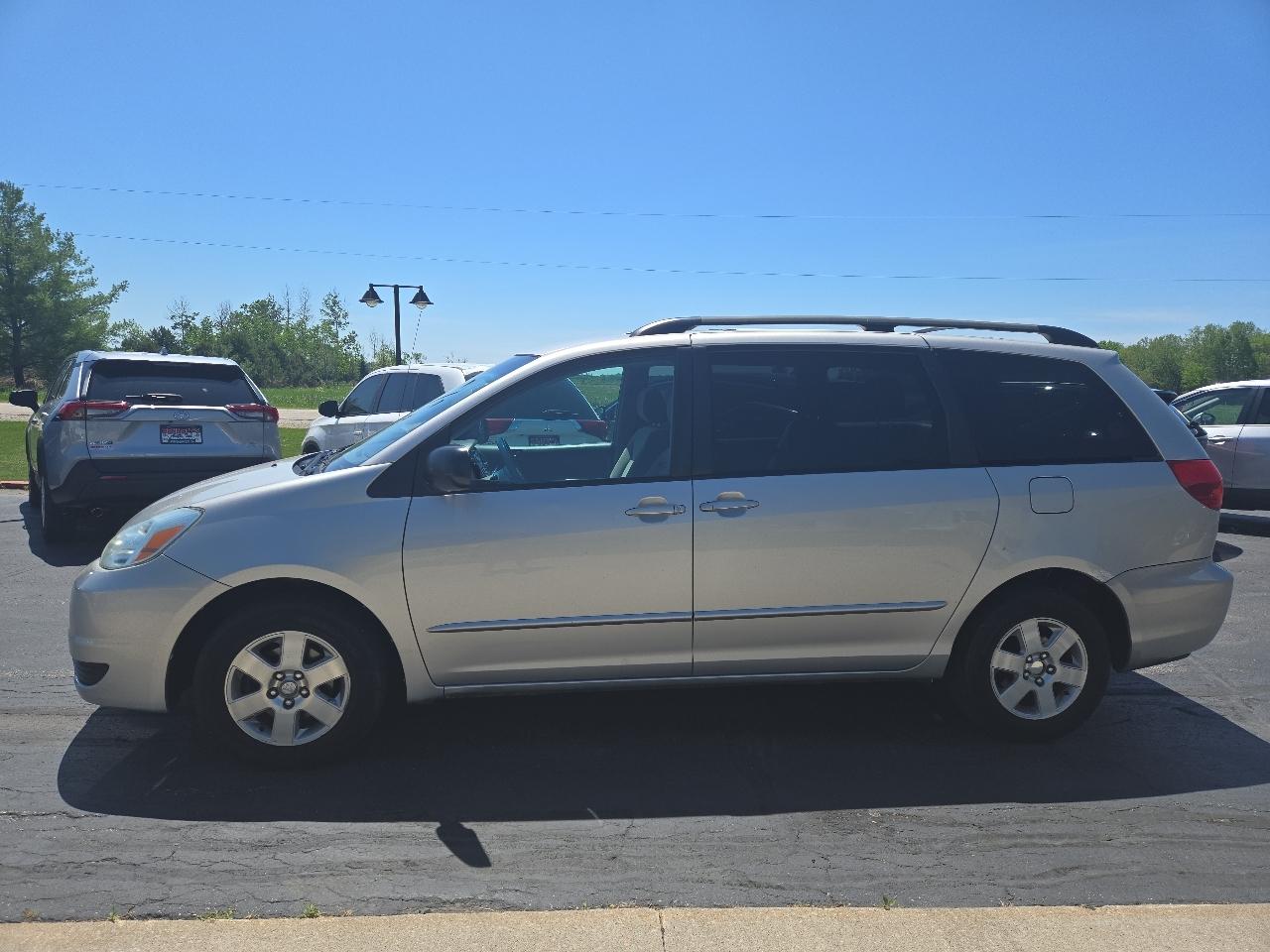 Toyota Sienna LE - 7 Passenger 2004