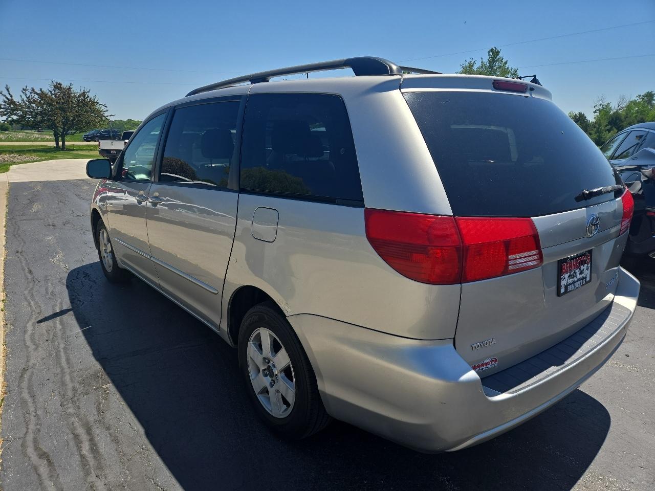Toyota Sienna LE - 7 Passenger 2004