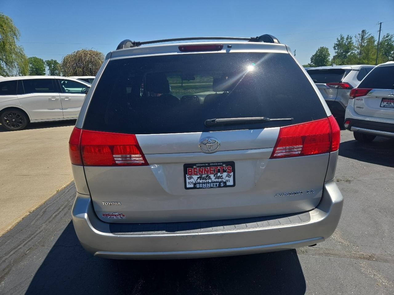 Toyota Sienna LE - 7 Passenger 2004